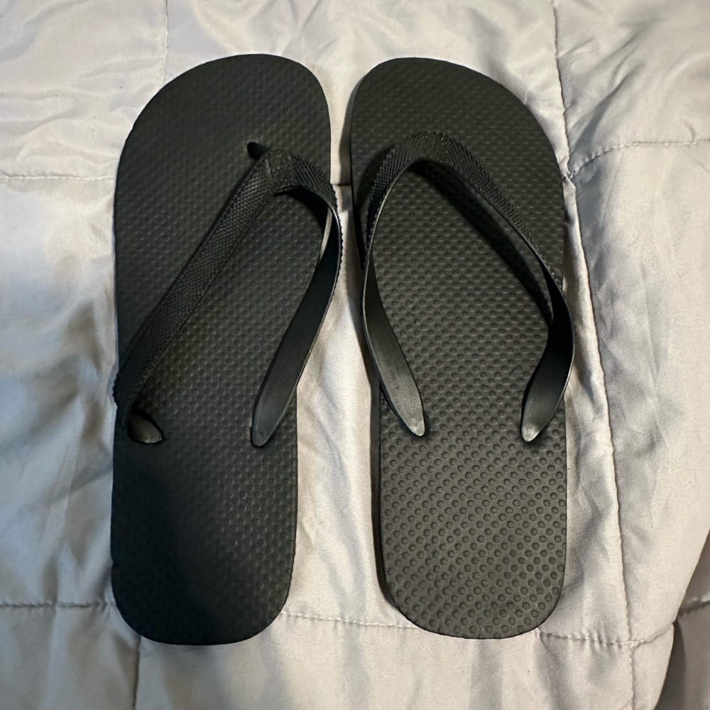 Black flip flops women’s size 10